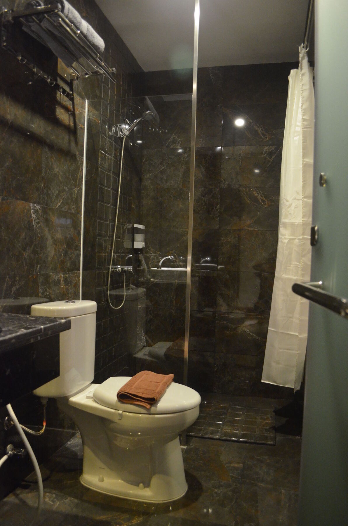 Mustika Gajah Mada Hotel Джакарта Екстериор снимка